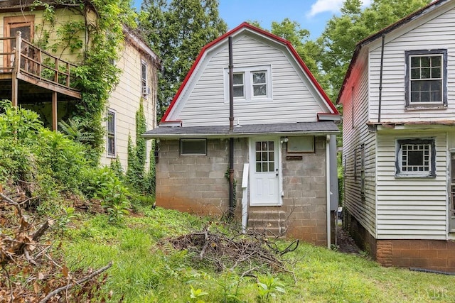 609 Jackson St, Lynchburg, VA 24504 - rear view of house featuring a gambrel roof and a shingled roof
