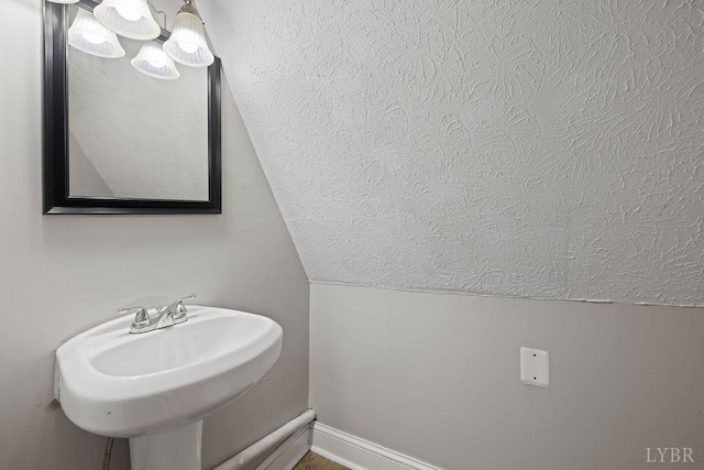 609 Jackson St, Lynchburg, VA 24504 - bathroom featuring a textured ceiling, vaulted ceiling, a chandelier, and baseboards
