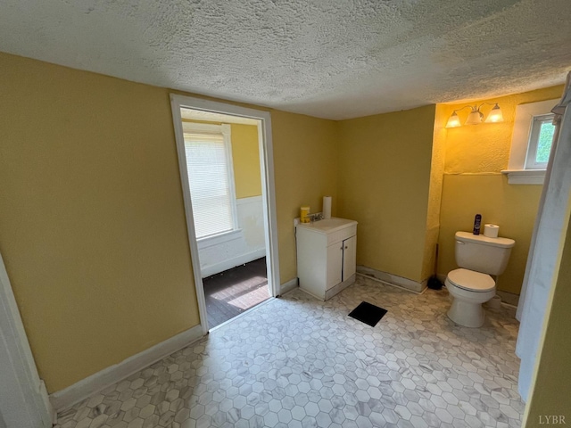 1603 Taylor St, Lynchburg, VA 24504 - bathroom featuring a textured ceiling