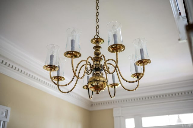 room details featuring an inviting chandelier