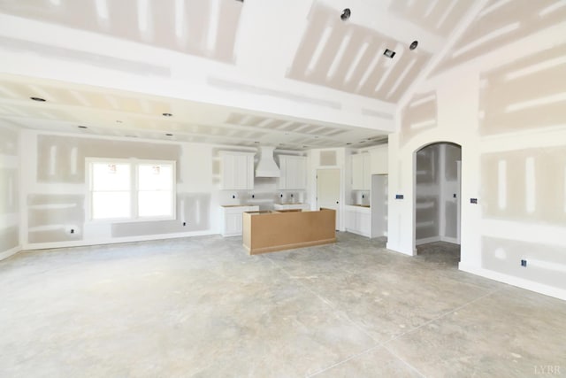 25 Stoney Ridge Blvd, Forest, VA 24551 - unfurnished living room with baseboards, arched walkways, and concrete floors