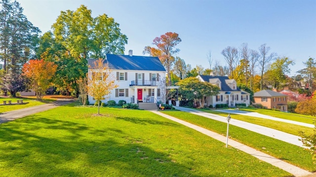 view of front facade featuring a front lawn