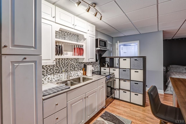 206 Bella Ct, Lynchburg, VA 24502 - kitchen featuring appliances with stainless steel finishes, a sink, light wood finished floors, white cabinets, and backsplash