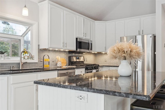 112 Cedarwood Ct, Forest, VA 24551 - kitchen featuring stainless steel appliances, a sink, backsplash, lofted ceiling, and white cabinetry