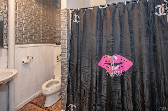 1706 Union St, Lynchburg, VA 24504 - bathroom with toilet, wainscoting, a shower with curtain, and a sink