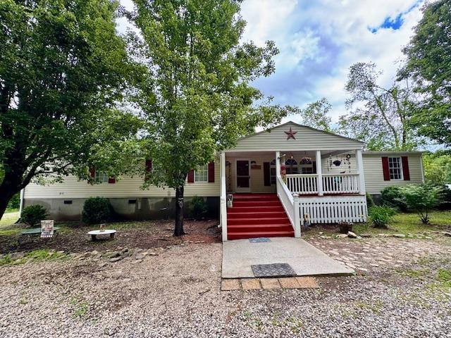 3164 Trent Hatchery Rd, Appomattox, VA 24522 - manufactured / mobile home with crawl space and a porch