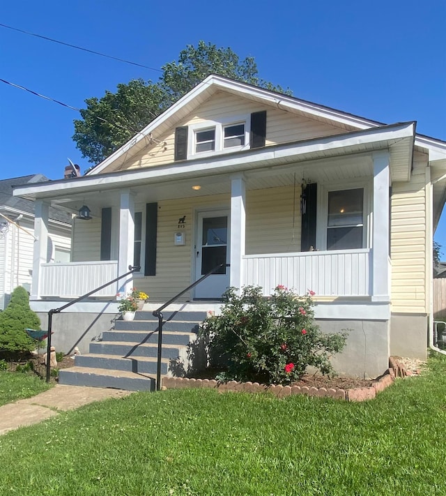 802 Erskine Ave, Lynchburg, VA 24501 - bungalow-style house with covered porch and a front lawn