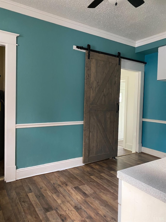 802 Erskine Ave, Lynchburg, VA 24501 - unfurnished room featuring a textured ceiling, a ceiling fan, a barn door, baseboards, and wood finished floors
