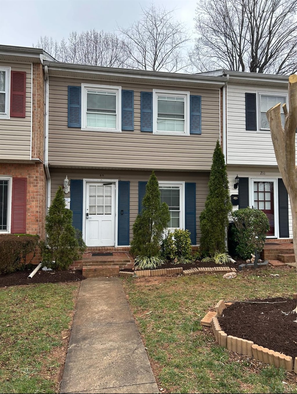 209 Kettering Ln, Lynchburg, VA 24501 - multi unit property featuring entry steps and a front lawn