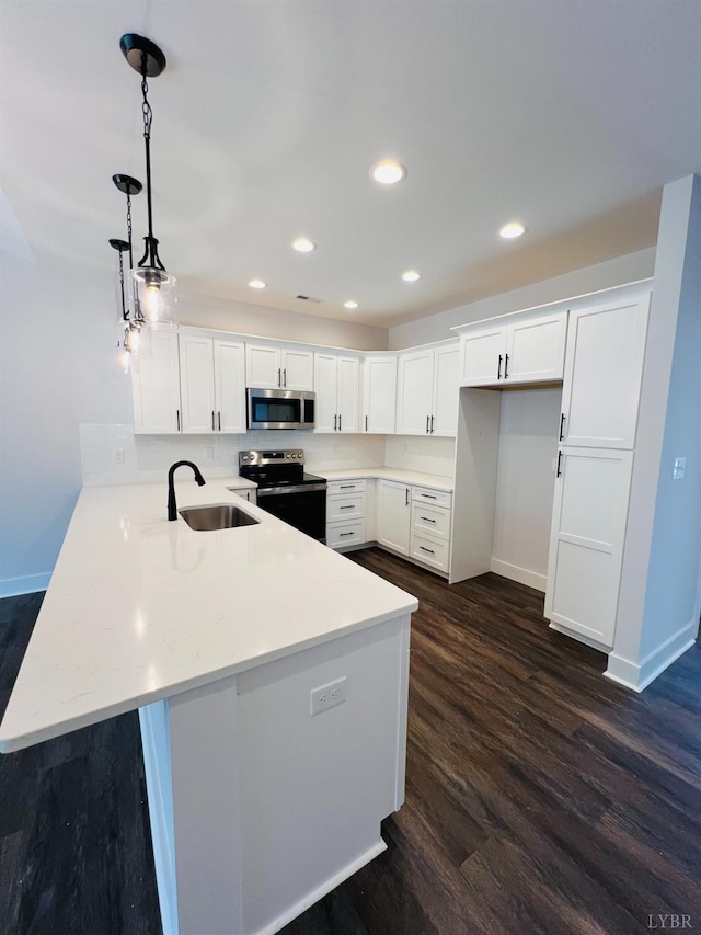 82 Lockridge Ln, Lynchburg, VA 24502 - kitchen with appliances with stainless steel finishes, a sink, a peninsula, baseboards, and light countertops
