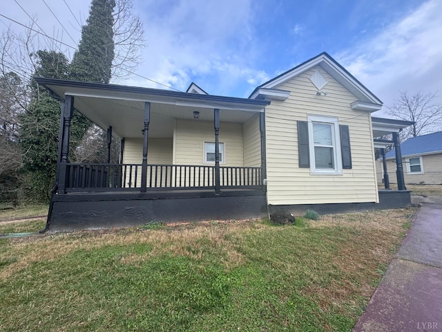 view of front of house with a porch and a front lawn