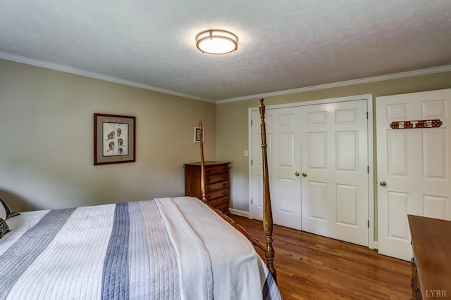 1146 Audubon Dr, Lynchburg, VA 24503 - bedroom with wood finished floors, crown molding, a closet, and a textured ceiling