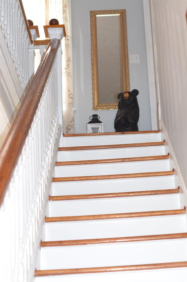 901 Bedford Ave, Altavista, VA 24517 - view of staircase