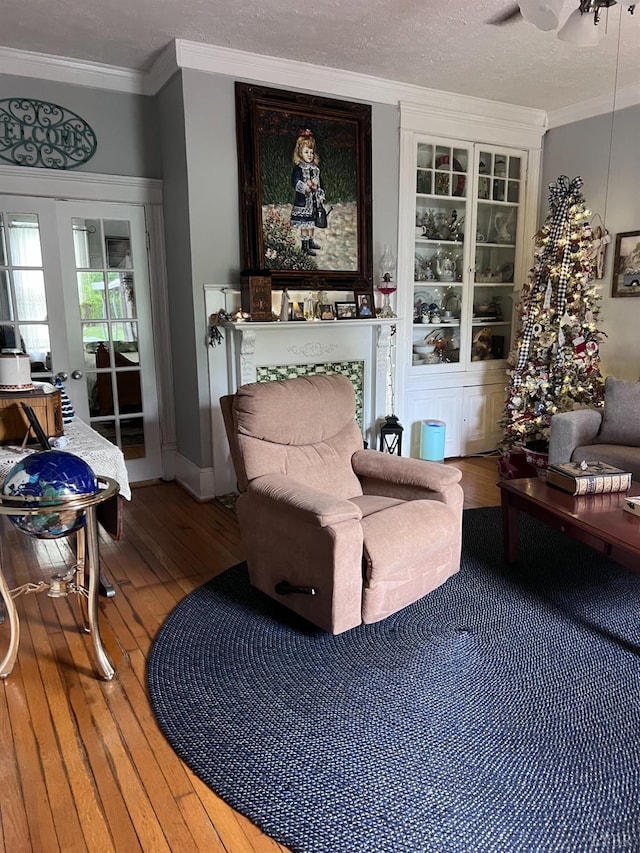 901 Bedford Ave, Altavista, VA 24517 - living area featuring wood-type flooring, ornamental molding, a ceiling fan, and a textured ceiling