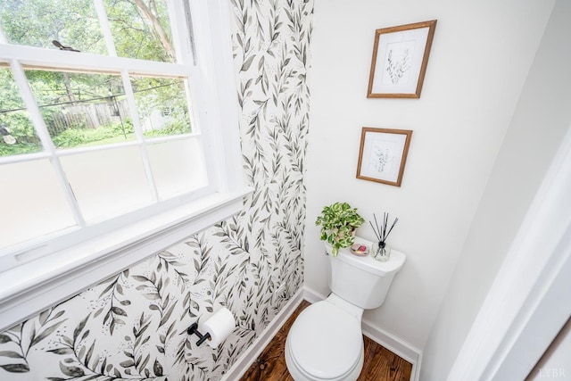 213 Kensington Ave, Lynchburg, VA 24503 - bathroom with baseboards, wood finished floors, toilet, and wallpapered walls
