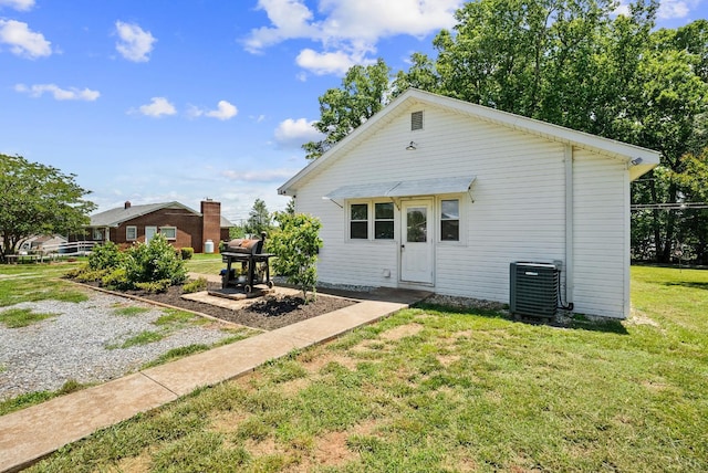 200 Jasper Wood Rd, Hurt, VA 24563 - view of front of house featuring central AC and a front yard