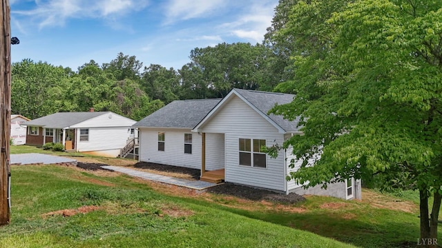 1040 Coronado Ln, Lynchburg, VA 24502 - view of front facade featuring a front lawn and a shingled roof