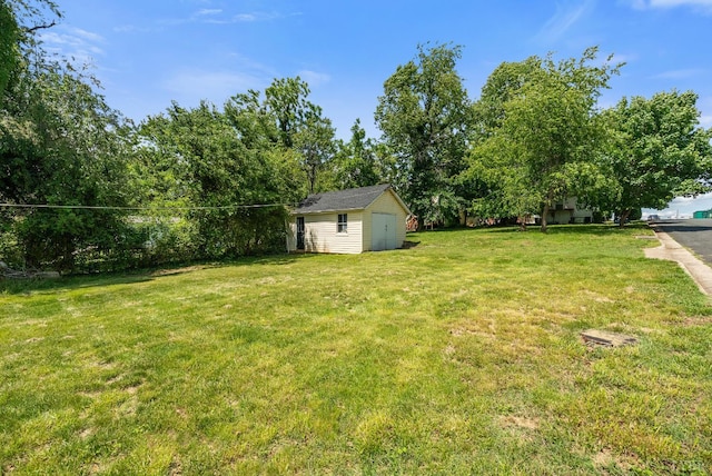 400 Blue Ridge St, Lynchburg, VA 24501 - view of green lawn with an outdoor structure