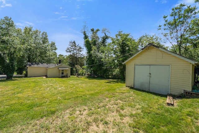 400 Blue Ridge St, Lynchburg, VA 24501 - view of green lawn featuring a detached garage