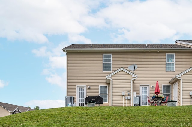 62 Squire Cir, Lynchburg, VA 24501 - back of property featuring a lawn
