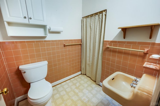 201 Oakland Cir, Lynchburg, VA 24502 - full bathroom featuring tile walls, wainscoting, toilet, a shower with shower curtain, and tile patterned floors