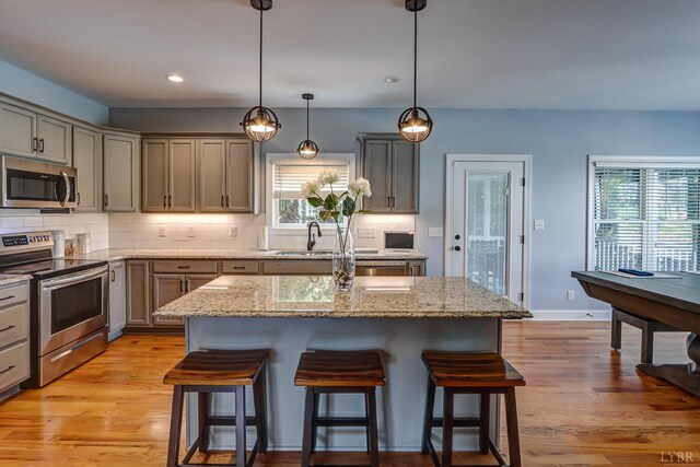 1013 Cobblestone Ln, Forest, VA 24551 - kitchen featuring stainless steel appliances, a kitchen bar, gray cabinets, a sink, and recessed lighting