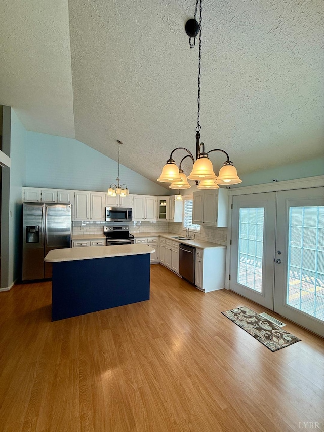 511 Bent Oak Ct, Lynchburg, VA 24502 - kitchen featuring stainless steel appliances, a textured ceiling, a chandelier, a kitchen island, and light countertops