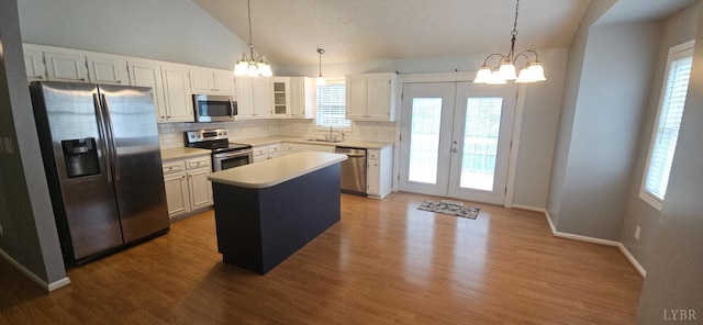 511 Bent Oak Ct, Lynchburg, VA 24502 - kitchen with stainless steel appliances, a chandelier, tasteful backsplash, light countertops, and vaulted ceiling