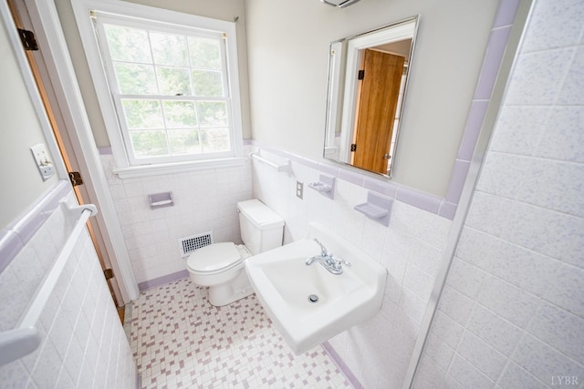 2207 Indian Hill Rd, Lynchburg, VA 24503 - bathroom featuring tile walls and wainscoting