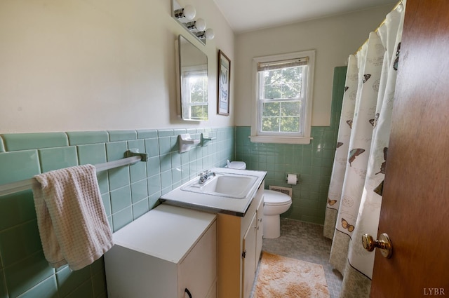 200 Middleboro Pl, Lynchburg, VA 24502 - full bath featuring vanity, tile walls, and a wainscoted wall
