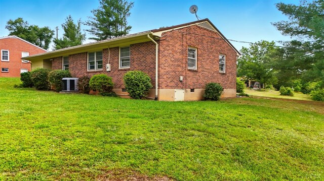102 SE St, Brookneal, VA 24528 - view of side of property featuring a lawn and brick siding