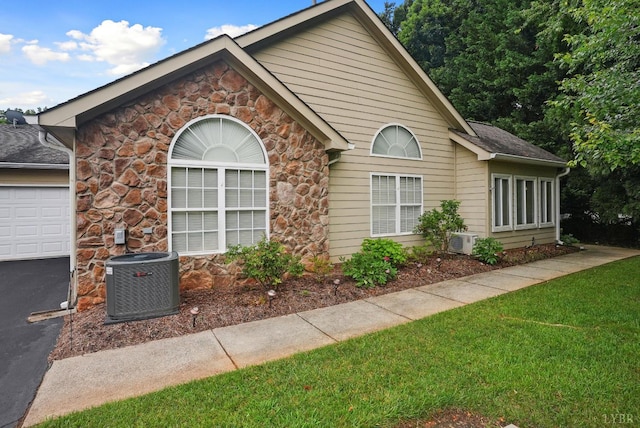 158 Salisbury Cir, Lynchburg, VA 24502 - ranch-style house featuring stone siding and a front yard