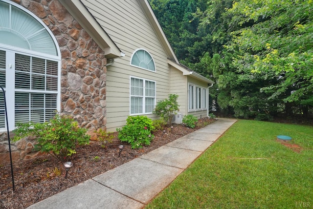 158 Salisbury Cir, Lynchburg, VA 24502 - view of property exterior featuring stone siding and a yard