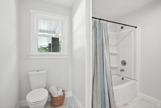 39 Lynview Dr, Lynchburg, VA 24502 - full bath with baseboards and shower / bath combo with shower curtain