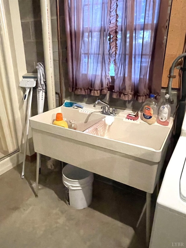 1102 Smith St, Bedford, VA 24523 - bathroom with concrete floors