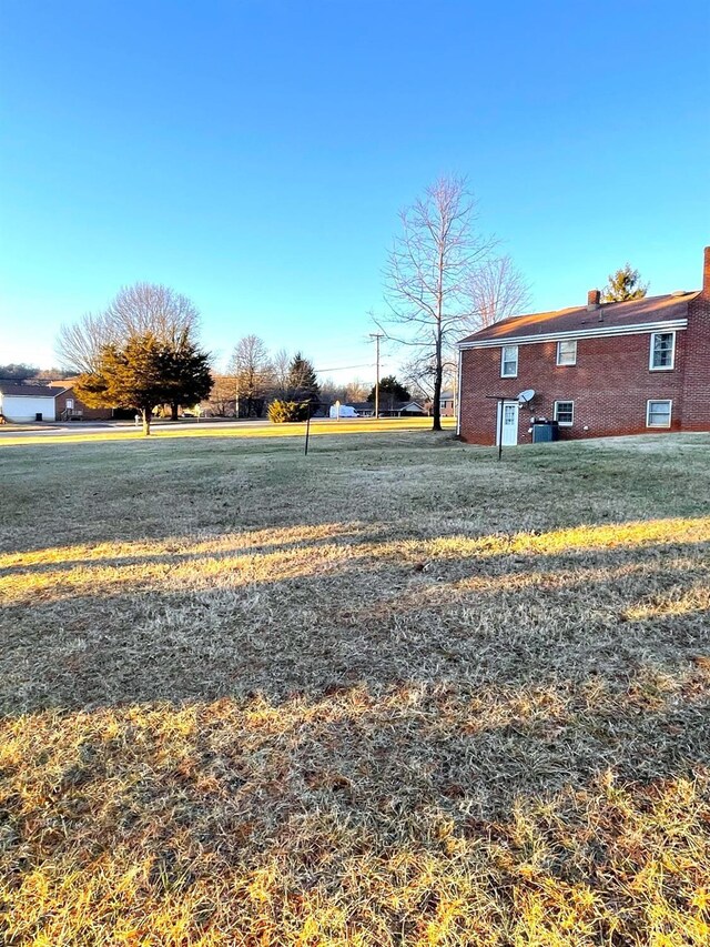 1102 Smith St, Bedford, VA 24523 - view of grassy yard