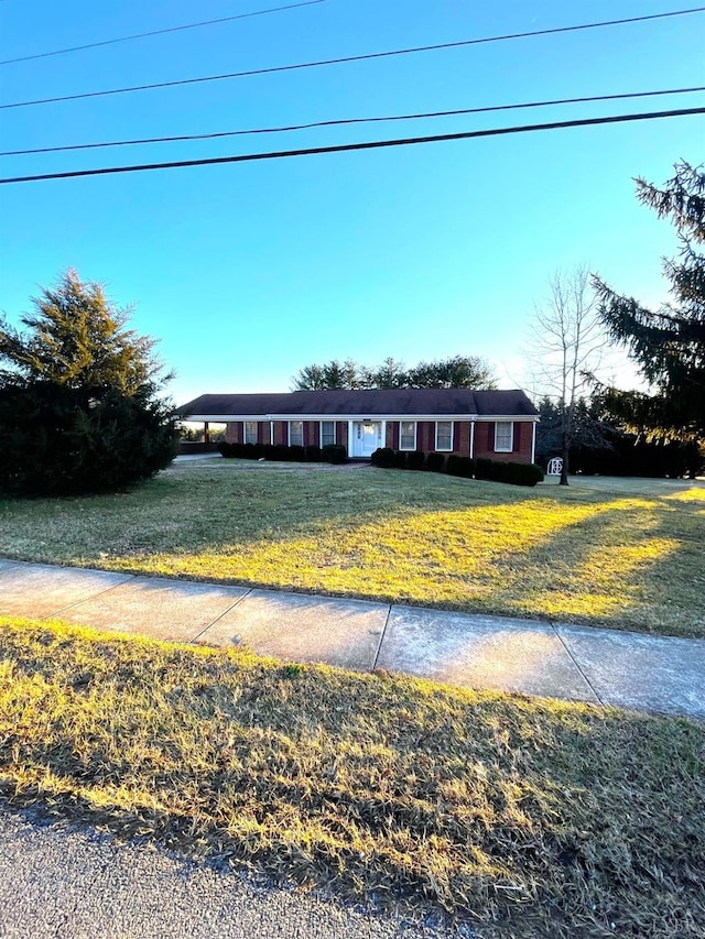 1102 Smith St, Bedford, VA 24523 - ranch-style house with a front lawn