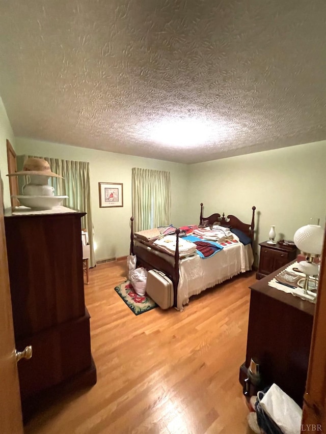 1102 Smith St, Bedford, VA 24523 - bedroom featuring light wood-style floors and a textured ceiling