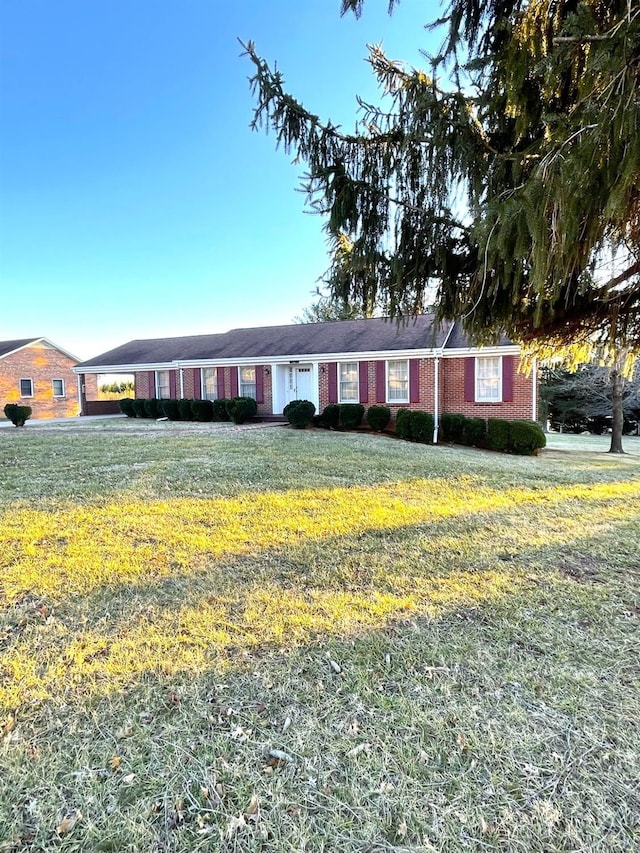 1102 Smith St, Bedford, VA 24523 - ranch-style house with a front yard and brick siding