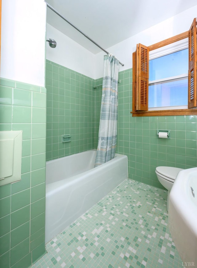 625 Sherman Dr, Lynchburg, VA 24502 - full bath featuring tile walls, tile patterned floors, and shower / bath combo