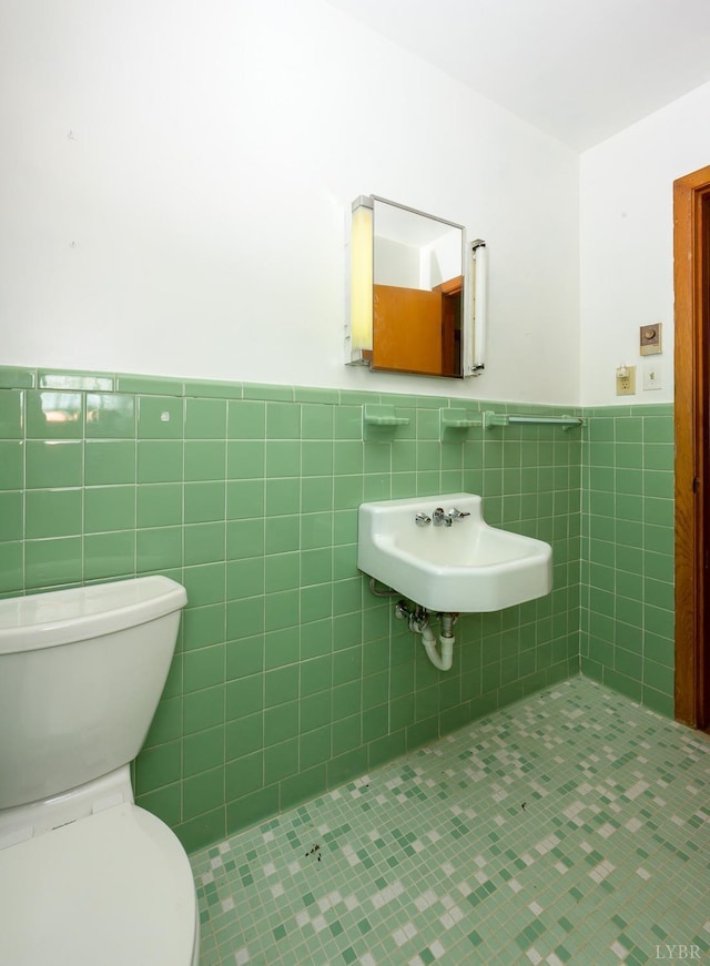 625 Sherman Dr, Lynchburg, VA 24502 - bathroom featuring tile walls, a wainscoted wall, and tile patterned floors