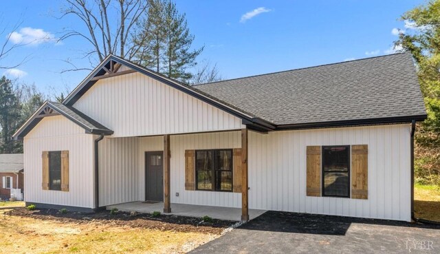 7 Hickory Cove Ln, Moneta, VA 24121 - modern farmhouse with roof with shingles and covered porch