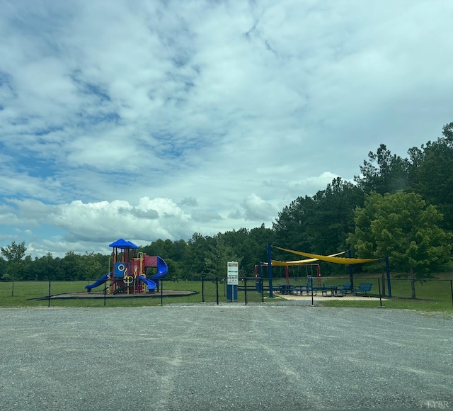 68 Cardwell Ln, Lynchburg, VA 24504 - community play area with volleyball court