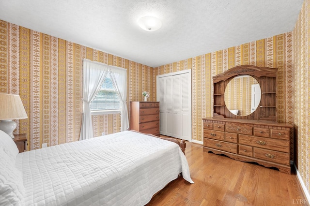 201 Windsor Rd, Lynchburg, VA 24502 - bedroom with wood finished floors, wallpapered walls, and a closet