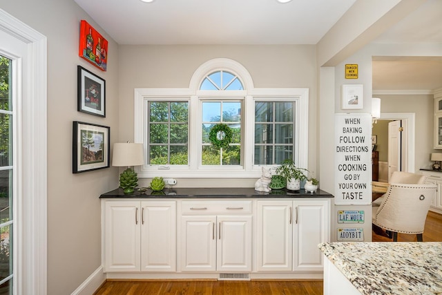 1517 Linden Ave, Lynchburg, VA 24503 - bar area with light wood-type flooring and baseboards
