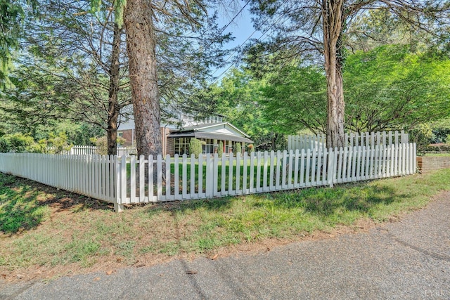 519 Belvedere St, Lynchburg, VA 24503 - view of front of house with a fenced front yard