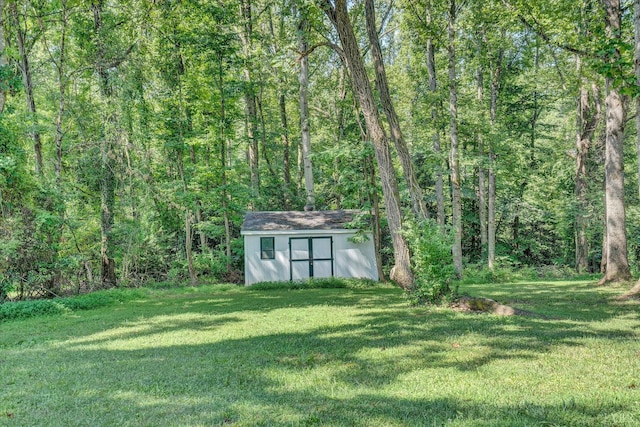 519 Belvedere St, Lynchburg, VA 24503 - view of green lawn featuring a shed and a wooded view