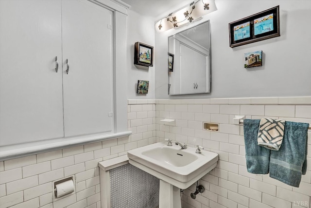 519 Belvedere St, Lynchburg, VA 24503 - bathroom featuring tile walls and a wainscoted wall