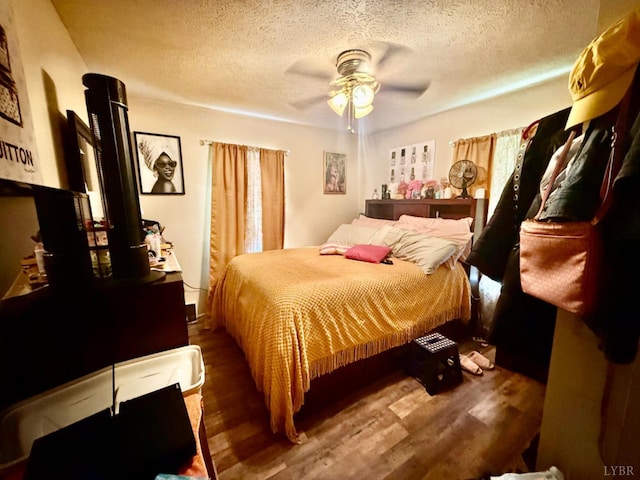 1119 Tyree St, Lynchburg, VA 24504 - bedroom featuring wood finished floors, a textured ceiling, and ceiling fan