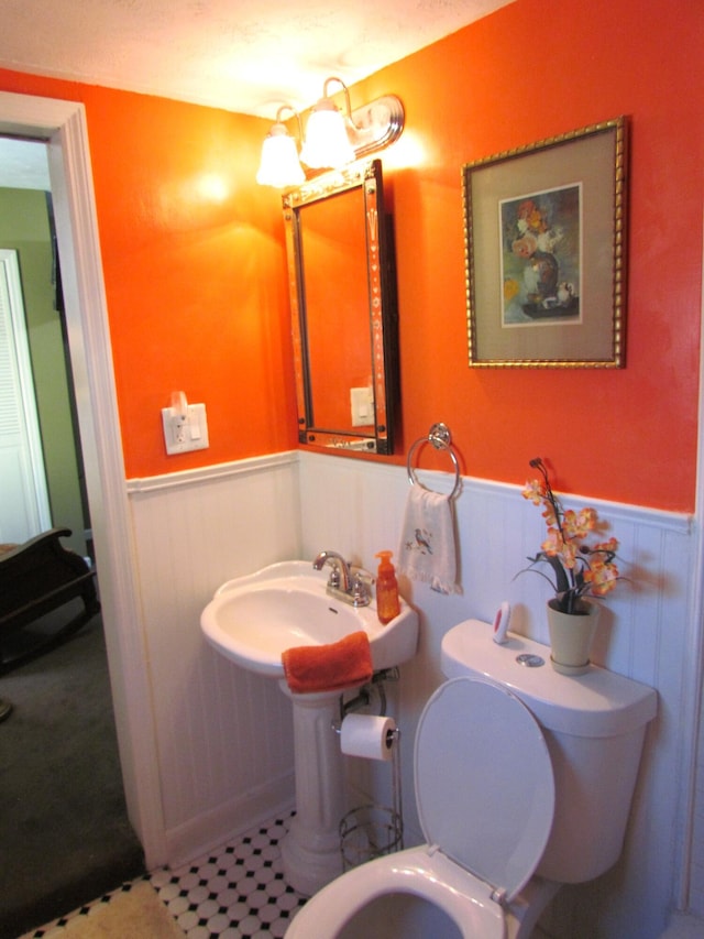 740 W 2nd N St, Morristown, TN 37814 - half bath with toilet and wainscoting